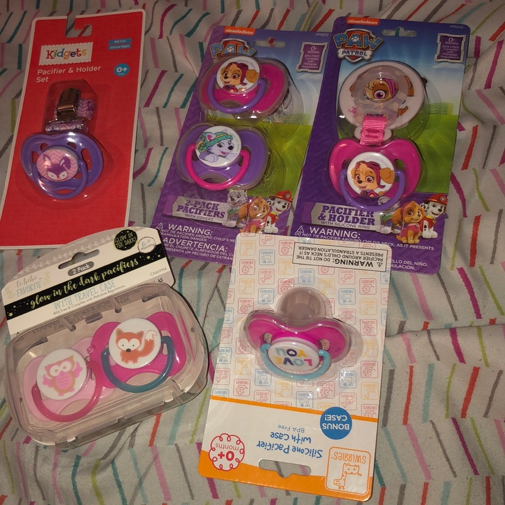 Brand new pacifiers (girls)
